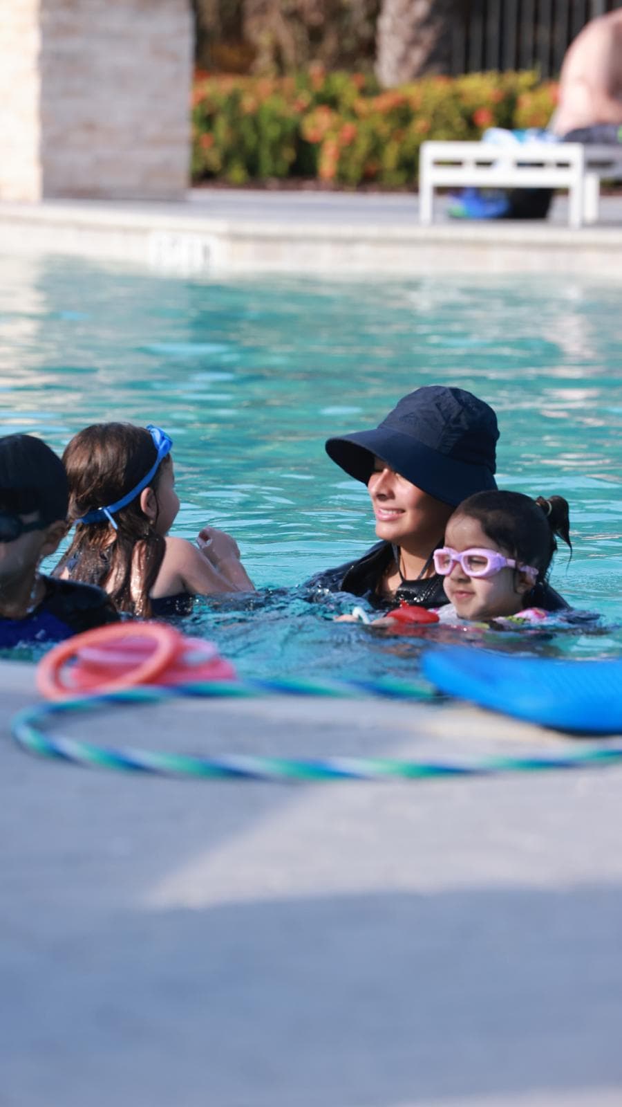 Juanita con ninas en la piscina