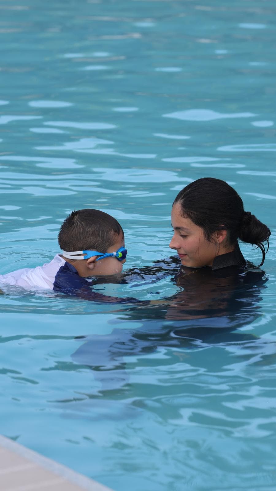 Juanita ensenando natacion
